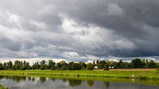 Teplé počasí přetrvá. Víkendu přinese přeháňky a bouřky